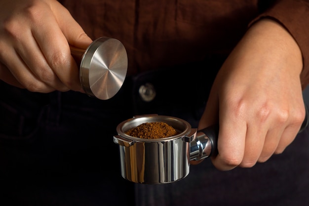 Kostenloses Foto vorderansicht mann, der kaffee macht