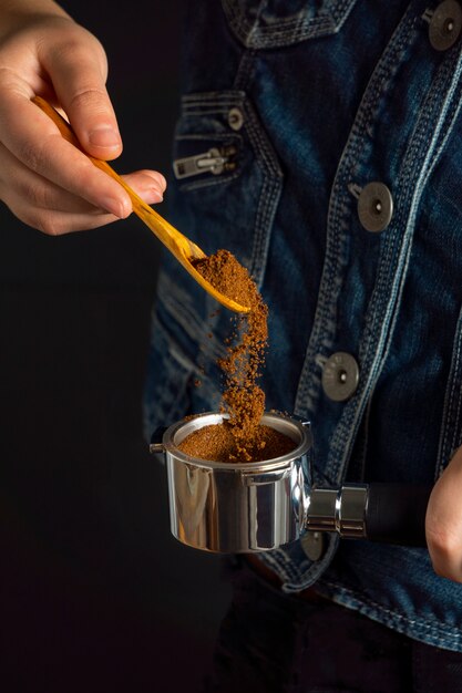 Vorderansicht Mann, der Kaffee macht