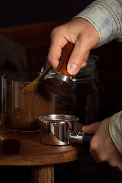 Vorderansicht Mann, der Kaffee macht