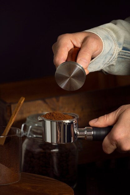 Vorderansicht Mann, der Kaffee macht