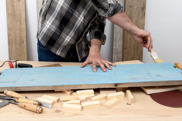 Kostenloses Foto vorderansicht-mann, der mit blau malt