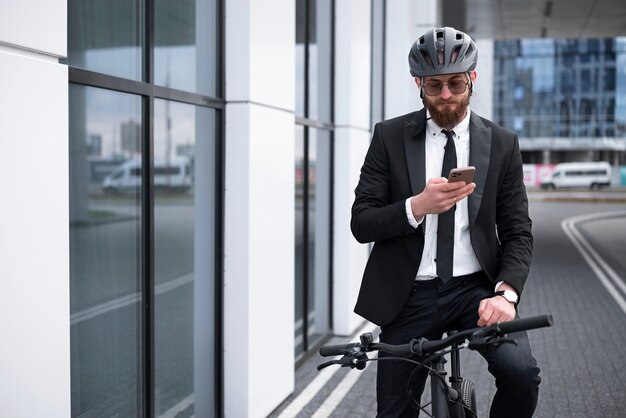 Vorderansicht Mann, der mit dem Fahrrad zur Arbeit geht