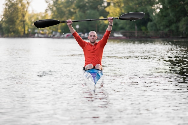 Kostenloses Foto vorderansicht mann im kanu, der paddel hält