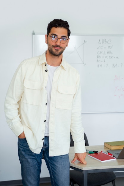 Kostenloses Foto vorderansicht mann im klassenzimmer