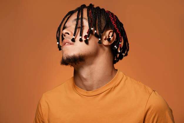 Vorderansicht Mann mit Afro-Frisur
