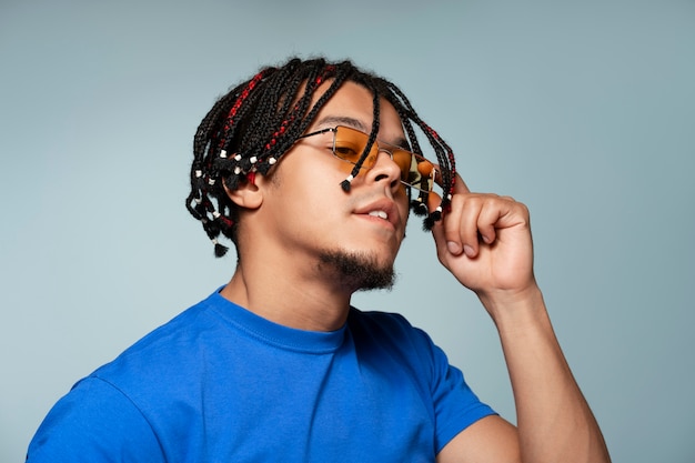 Vorderansicht Mann mit Afro-Frisur