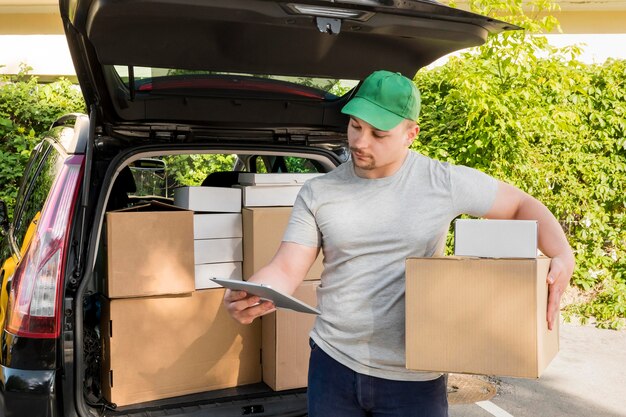 Vorderansicht Mann mit Box und Zwischenablage