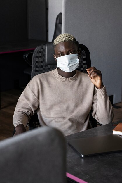 Vorderansicht Mann mit Gesichtsmaske