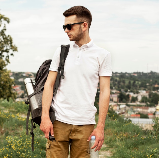 Kostenloses Foto vorderansicht mann mit rucksack