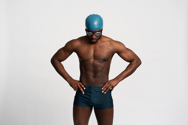 Kostenloses Foto vorderansicht mann mit schwimmausrüstung