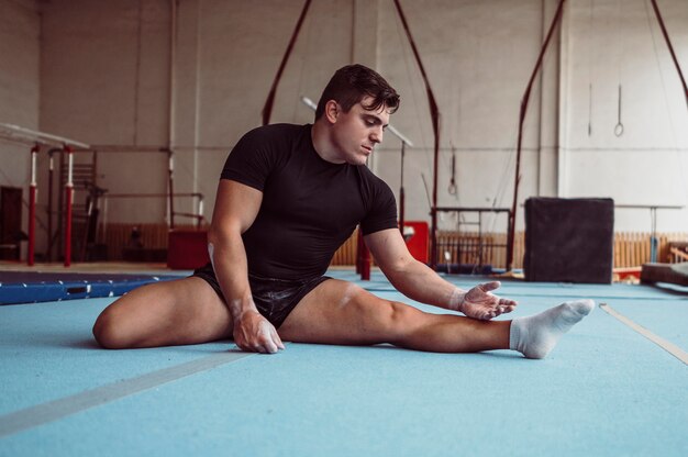 Vorderansicht Mann Training mit Barren