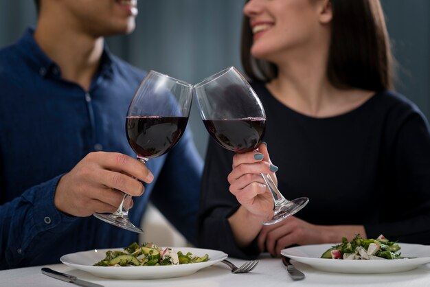 Vorderansicht Mann und Frau, die ein romantisches Valentinstagessen haben