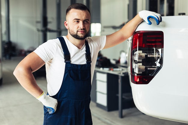 Vorderansicht mechanischer Mann auf Bruch