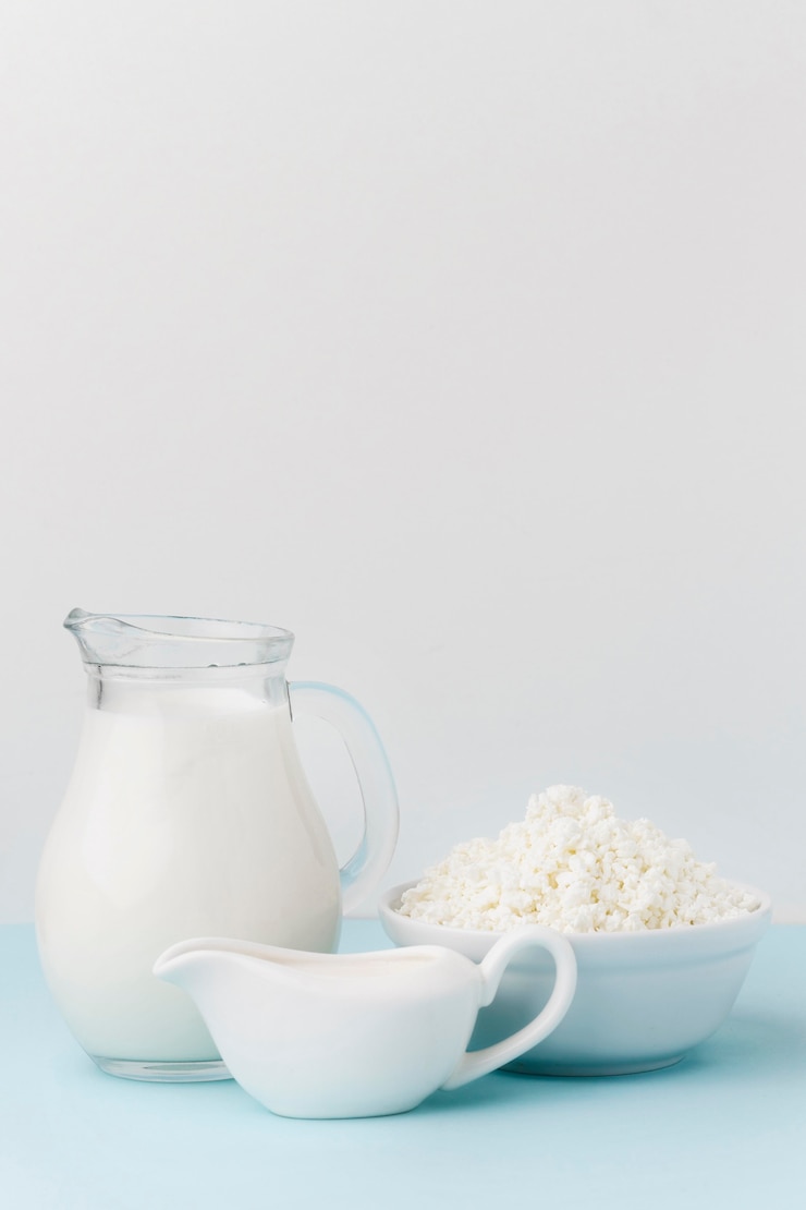 Kostenlose Foto vorderansicht milchkännchen mit bio-hüttenkäse