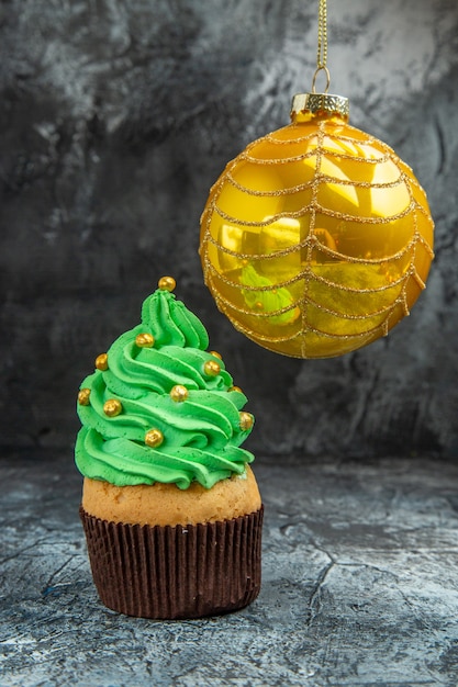 Vorderansicht Mini bunte Cupcakes gelb Weihnachtsbaumkugel auf Dunkelheit