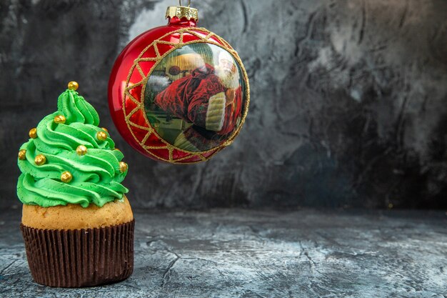 Vorderansicht Mini bunte Cupcakes rote Weihnachtsbaumkugel auf dunklem freien Platz Weihnachtsfoto