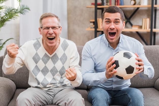 Kostenloses Foto vorderansicht mit dem vater und sohn, die spaß haben