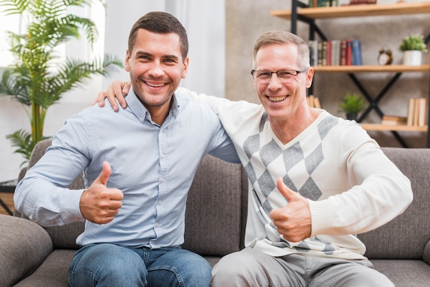 Vorderansicht mit Vater und Sohn mit den Daumen oben