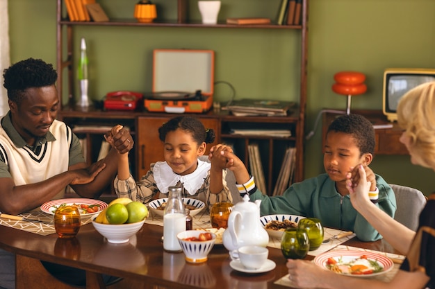 Vorderansicht moderne Familie im Retro-Stil