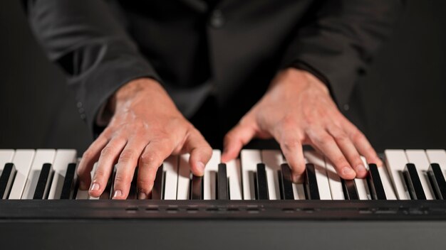 Vorderansicht Musiker, der Tastaturen spielt