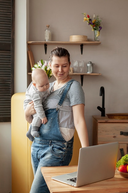 Vorderansicht Mutter mit Baby zu Hause