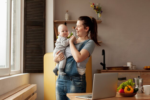 Vorderansicht Mutter mit Baby zu Hause