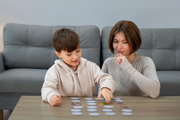 Vorderansicht Mutter und Junge beim Spielen