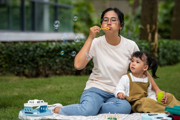 Kostenloses Foto vorderansicht mutter und mädchen beim picknick