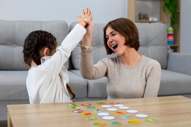 Vorderansicht Mutter und Mädchen beim Spielen