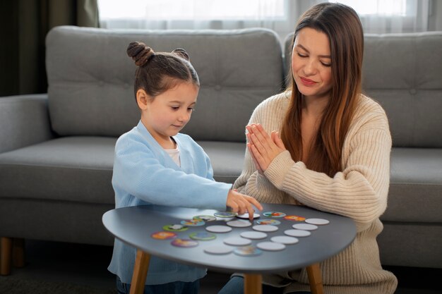 Vorderansicht Mutter und Mädchen beim Spielen