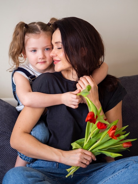 Vorderansicht Mutter und Tochter posieren zusammen