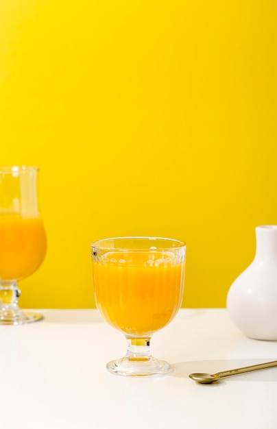 Vorderansicht nahrhafte orange Smoothie Anordnung