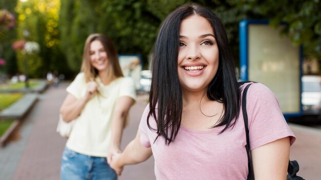 Vorderansicht niedliche Freunde, die Hände halten