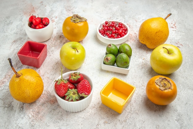 Vorderansicht Obstzusammensetzung verschiedene frische Früchte auf weißem Tisch