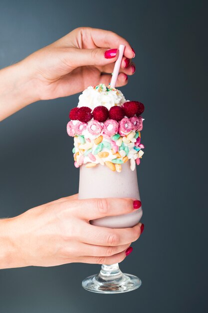 Vorderansicht oh Hände, die Glas Milchshake halten