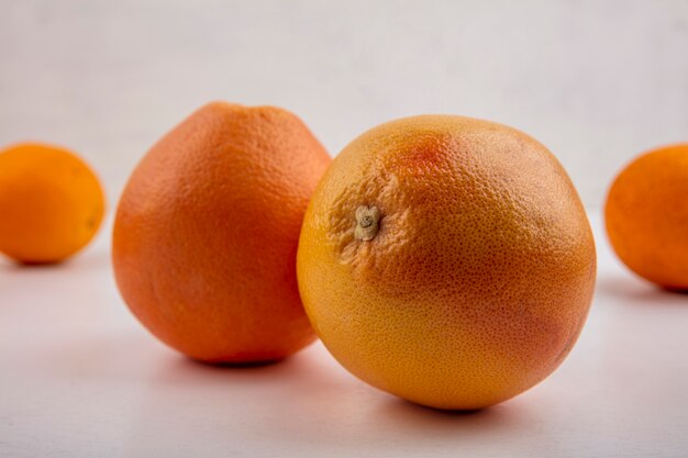 Vorderansicht Orangen auf grauem Hintergrund