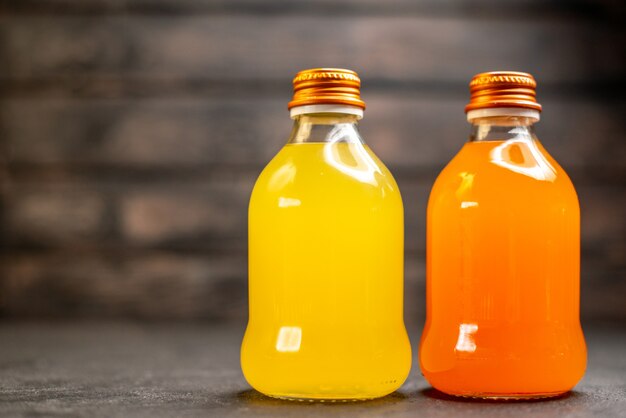 Vorderansicht Orangen- und Gelbsaft in Flaschen