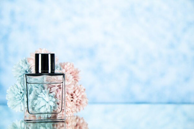Vorderansicht Parfümflasche Blumen auf hellblauem Hintergrund Freiraum