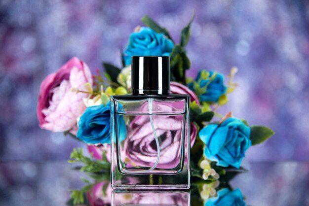 Vorderansicht Parfümflasche farbige Blumen auf lila unscharfen Hintergrund