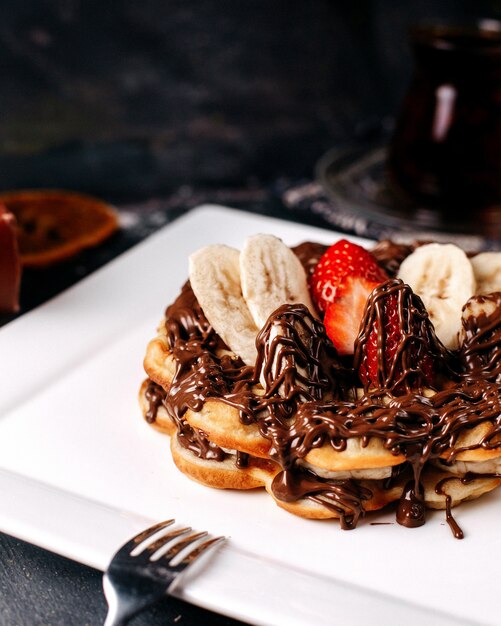 Vorderansicht Pfannkuchen mit Früchten auf dem grauen Schreibtisch