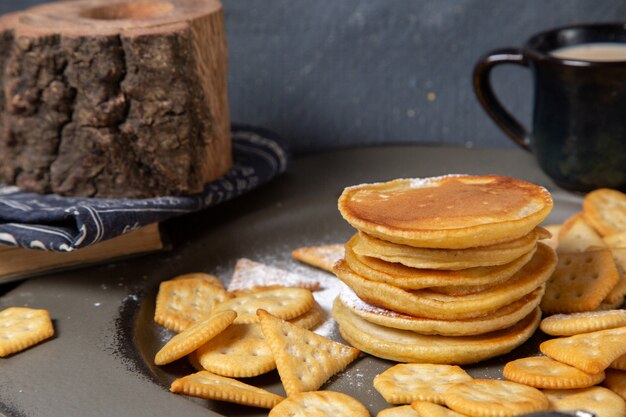 Vorderansicht Pfannkuchen und Chips mit Milch auf grau