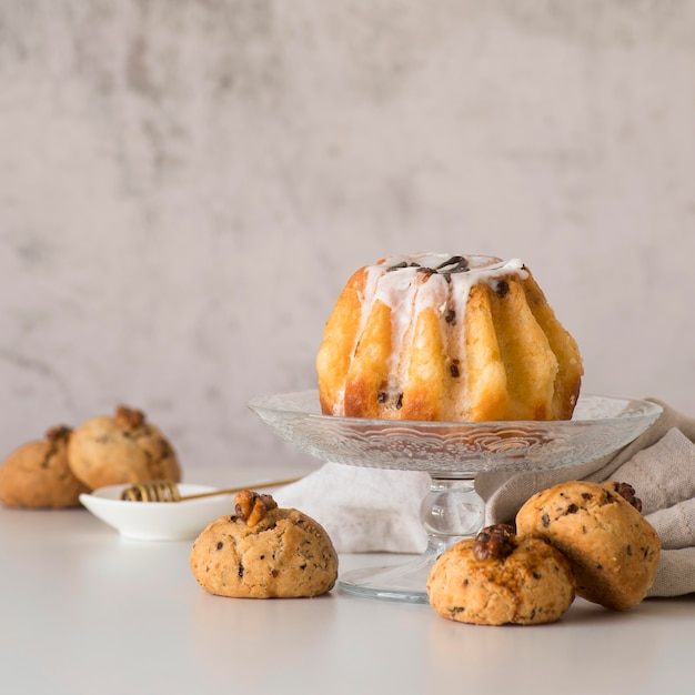 Vorderansicht Pfundkuchen und Brötchen