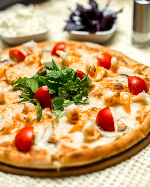 Vorderansicht Pizza mit Garnelen Tomaten und Rucola