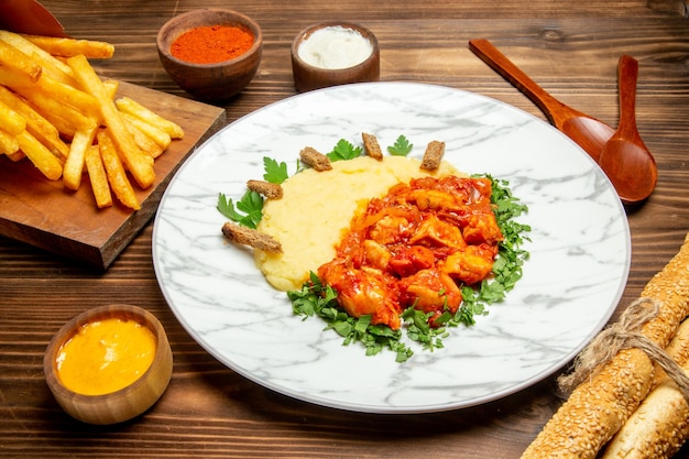 Vorderansicht Pommes frites mit Hähnchenscheiben auf braunen Schreibtischkartoffeln Fast-Food-Burger