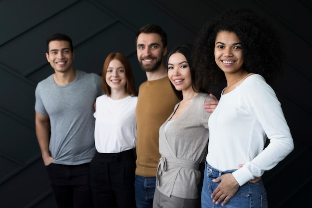 Kostenloses Foto vorderansicht positive junge leute, die zusammen aufwerfen