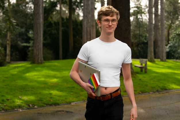 Kostenloses Foto vorderansicht queer student im freien