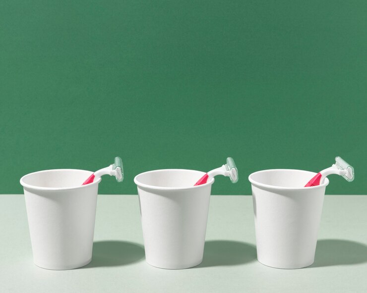 Kostenlose Foto vorderansicht rasierklingen ad cups
