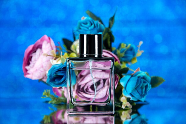 Vorderansicht Rechteck Parfümflasche farbige Blumen auf blauem Hintergrund