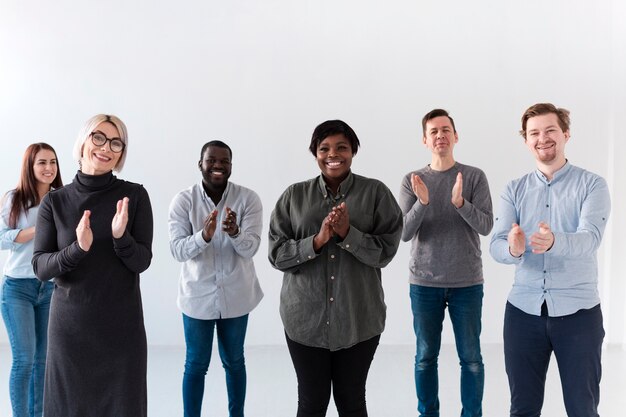 Vorderansicht Reha-Patienten applaudieren