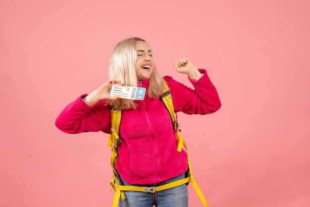 Kostenloses Foto vorderansicht reisende frau in der freizeitkleidung, die rucksack hält ticket hält